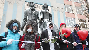 Rusijoje protestuodamos moterys Valentino dienos proga formavo žmonių grandines