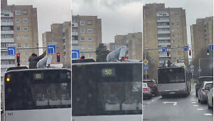 Vaikinas ant Vilniaus vie&scaron;ojo transporto autobuso