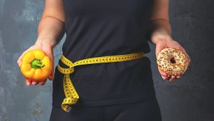 Stengiatės numesti svorio, bet jis vis tiek auga? Štai 5 rytiniai įpročiai, kurie tai lemia
