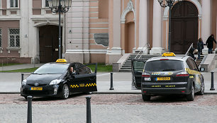 Taksi automobiliai prie Šv. Kazimiero bažnyčios