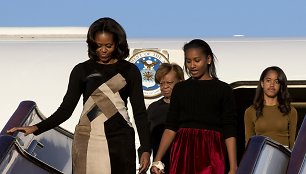 Michelle Obama su mama Marian Robinson bei dukromis Sasha ir Malia Pekine