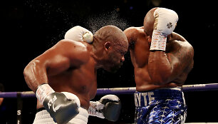 Dereckas Chisora prie&scaron; Dillianą Whyte'ą (mėlyna apranga)