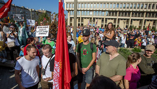 Prie Seimo vyksta protestas dėl planuojamo Vyriausybės ribojimų neturintiems Galimybių paso