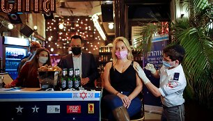 Izraelyje gyventojai skiepijami net baruose