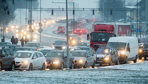 Paskutinę dieną prieš Kalėdų šventes Vilnius sustojo spūstyse.