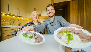 Biruta su anūku Romu gamina skaniausius patiekalus: „Youtube“ turi beveik 15 tūkst. sekėjų