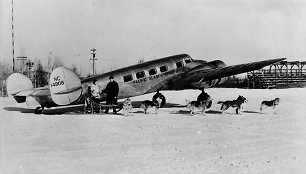 1920-1940 m. lėktuvai ir šunys buvo pagrindinės transporto priemonės Aliaskoje, kur geležinkelių tinklas nebuvo išvystytas