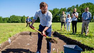 Norvegijos klimato ir aplinkos ministras Sveinungas Rotevatnas simboli&scaron;kai pradėjo archeologinius kasinėjimus.