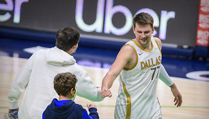 Luka Dončičius po rungtynių sveikinasi su „Mavericks“ savininku Marku Cubanu ir jo sūnumi Jake'u