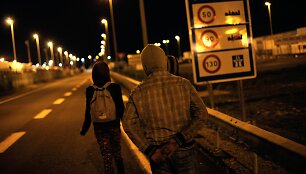 Migrantai Prancūzijoje keliauja link Laman&scaron;o tunelio