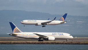 „United Airlines“ tenka rūpintis dėl smūgio kompanijos reputacijai