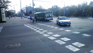 Vilniuje, Konstitucijos pr. susidūrė lengvasis automobilis ir autobusas