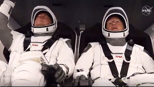 Bobas Behnkenas (kairėje) ir Dougas Hurley &bdquo;Crew Dragon&ldquo; kapsulėje