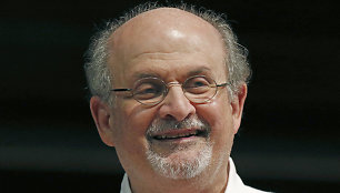 Rašytojo agentas: per užpuolimą subadytas S.Rushdie pradėjo ilgą sveikimo kelią