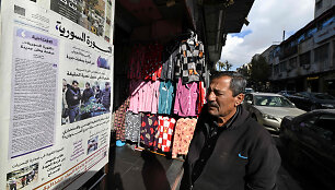 Vyras skaito laikra&scaron;tį &bdquo;al Thawra al Souriya&ldquo; / LOUAI BESHARA / AFP