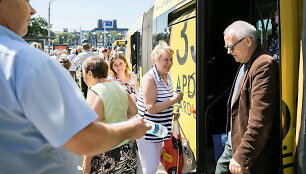 Per kar&scaron;čius sostinės kontrolieriai vie&scaron;ojo transporto keleiviams dalija vandenį