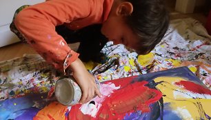Abstrakcijas ant didelių drobių tapantis 8-metis Lukas: „Aš – tapytojas. Na, ir kas, kad nemoku nupiešti namo?“