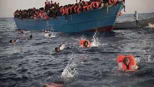Gelbėjami migrantai i&scaron; Eritrėjos Viduržemio jūroje