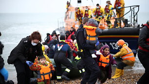 Gelbėjami migrantai Laman&scaron;o sąsiauryje