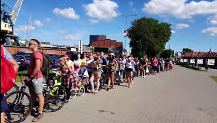 Eilė prie kelto Klaipėdoje