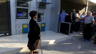 Graikija savaitei uždarė bankus ir įvedė kapitalo kontrolę
