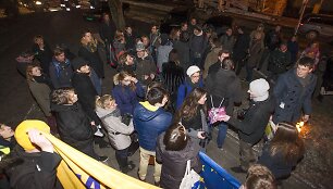 De&scaron;imtys jaunuolių Vilniuje prie ambasados i&scaron;rei&scaron;kė paramą Ukrainos protestuotojams.