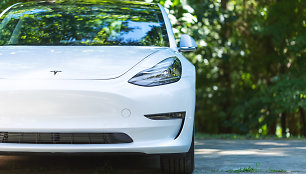 „Tesla“ karaliaus neilgai? Jau 2025 m. galime turėti naują didžiausią elektromobilių markę