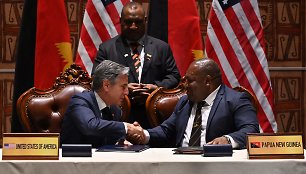 JAV valstybės sekretorius Antony Blinkenas ir Papua Naujosios Gvinėjos gynybos ministras Winas Bakris Daki 