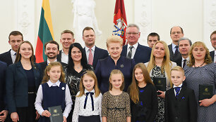 Dalia Grybauskaitė apdovanojo de&scaron;imtojo Konstitucijos egzamino nugalėtojus