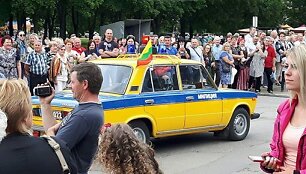 Milicijos automobilis Radvili&scaron;kio miesto &scaron;ventėje