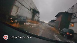 Nuotraukose pavaizduotas automobilis, kurio vairuotojas įtariamas sausio 27-ąją &Scaron;ilutės plente partrenkęs moterį ir pabėgęs.