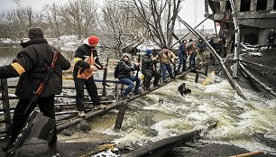 Ukrainiečių perduodami ginklai, rusijos pajėgoms susprogdinus tiltą