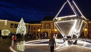 Klaipėdos Teatro aikštėje sužibo pagrindinė miesto eglė.