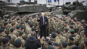 Borisas Johnsonas lanko britų karius Estijoje