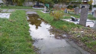 Klaipėdos Joni&scaron;kės kapinėse po praūžusių liūčių telk&scaron;o balos ir purvynai