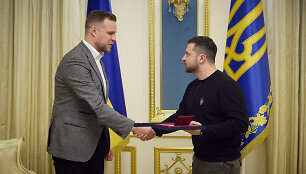 Volodymyras Zelenskis įteikia apdovanojimą Gabrieliui Landsbergiui
