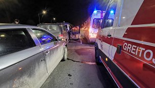 Panevėžyje per trijų automobilių susidūrimą nukentėjo moteris