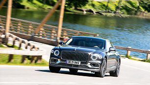 „Bentley Flying Spur W12“ ir „Bentley Bentayga Hybrid“ testas