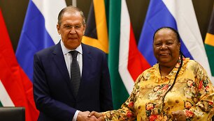 Rusijos užsienio reikalų ministras Sergejus Lavrovas ir PAR užsienio reikalų ministrė Naledi Pandor