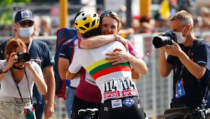 „Giro d’Italia“ sprinto įskaitos nugalėtojas Arnaud Demare dėkoja Ignatui Konovalovui