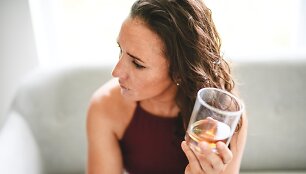 Moteris vartoja alkoholį