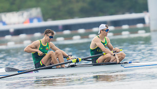 Domantas ir Dovydas Stankūnai irkluoja Paryžiaus olimpinių žaidynių B finale