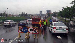 Bendras tarnybų darbas siekiant užtikrinti sklandų eismą per liūtį