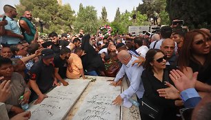 Izraelio policija per „al Jazeera“ žurnalistės laidotuvių procesiją šturmavo ligoninę