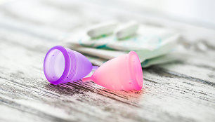 Higienos priemonės: menstruacinės taurelės, tamponai ir įklotai