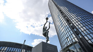 Zagrebo &bdquo;Cibona&ldquo; arena ir Draženo Petrovičiaus skulptūra.
