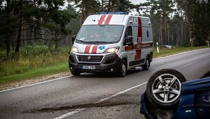 Kelyje Barčiai &ndash; Varėna nuo kelio nulėkė ir apvirto automobilis