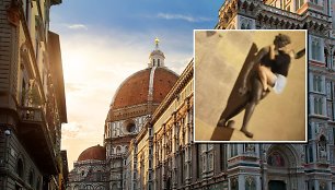 Turistė Florencijoje gašliai trynėsi į statulą