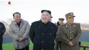 Kim Jong Unas stebi raketų paleidimą