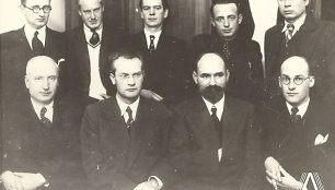Lietuvių rašytojai susitikimo metu. K. Binkis, A. Lastas, V. Mykolaitis Putinas ir kt. Antanas Vienuolis - pirmas iš kairės. 1935 m.